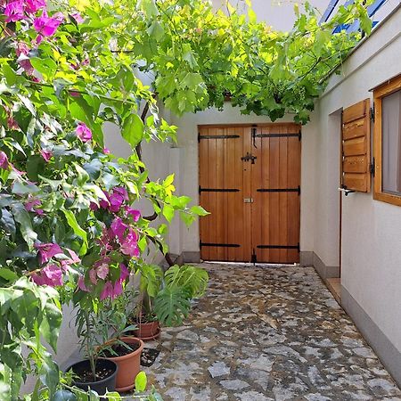 Family Apartment In Center Of Murter Exterior photo
