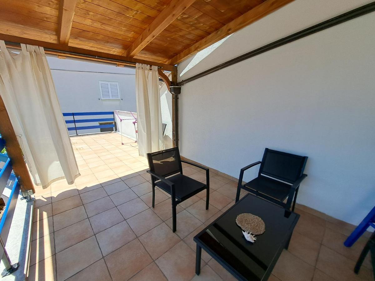 Family Apartment In Center Of Murter Exterior photo